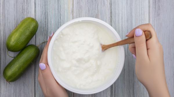 Pune cinci picături de oțet și jumătate de castravete într-un iaurt. Tenul tău va arăta mai bine ca niciodată!