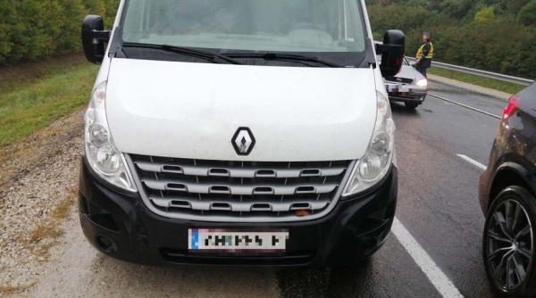 Român, șoferul unui microbuz căutat în Franța, reținut la granița cu Ungaria