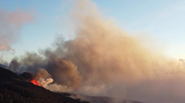 Zboruri perturbate în Tenerife: Norul de cenuşă emanat de vulcanul Cumbre Vieja a înrăutățit condițiile traficului aerian