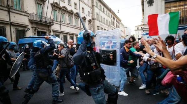 Proteste violente la Roma, pentru anularea Green Pass-ului. Tensiuni și ciocniri între demonstranți și polițiști. Prim-ministrul face apel la calm