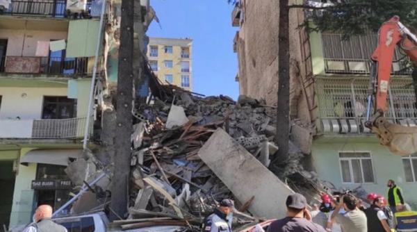 Zi de doliu național. Oamenii caută supraviețuitori printre dărâmăturile clădirii de cinci etaje, care s-a prăbușit în Georgia