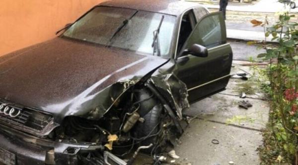 O familie din Arad s-a trezit cu o mașină distrusă în curte. Șoferul a dispărut cu plăcuțele de înmatriculare