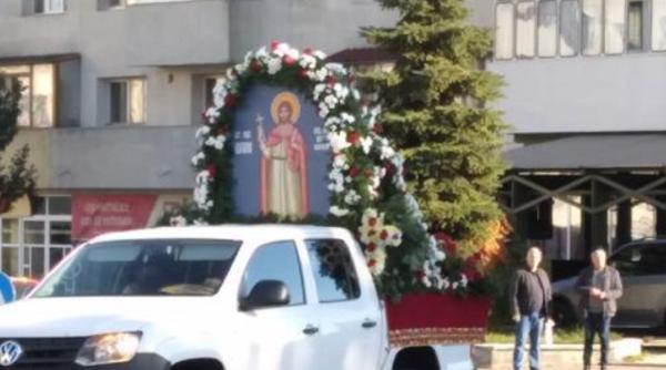 Autoritățile au scos moaștele Sfântului Ioan cel Nou de la Suceava pe străzi pentru a lupta împotriva pandemiei Covid-19