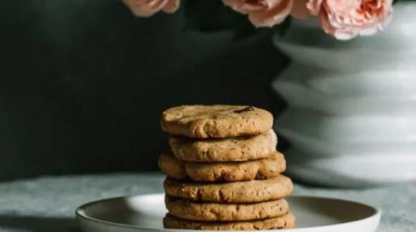 Biscuiți din patru ingrediente. Dulci și nutritivi sunt gata în 20 de minute