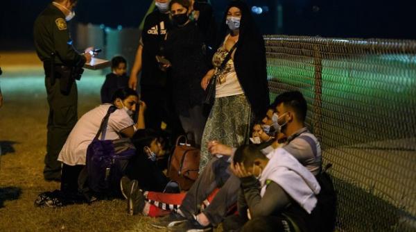 Ministrul francez de interne se declară în favoarea 'modelului grec' al taberelor închise pentru migranţi