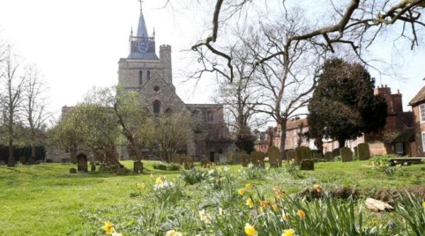 Tânără de 20 de ani, violată în curtea unei biserici din Marea Britanie, de un necunoscut 