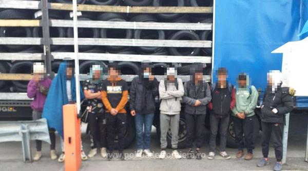 Arad: 25 de migranţi au fost descoperiţi ascunşi într-un TIR, la frontiera cu Ungaria