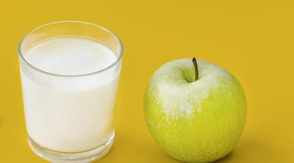 Faceți un piure din măr și lapte. Aplicați amestecul pe ochi. Rezultat fantastic!