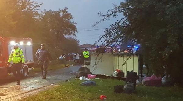 Mărturiile românilor care veneau din Spania în microbuzul implicat în accident: „A stat să vorbească la telefon, aşa ştiu şoferii ăştia”