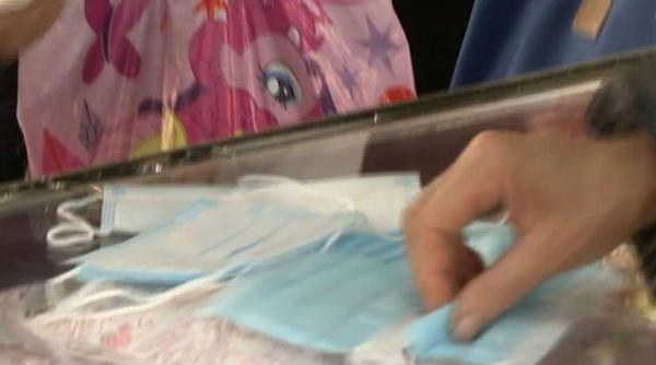 O româncă din Italia a uitat complet de restricții. A pus toate măștile sanitare pe racla Sfintei Parascheva