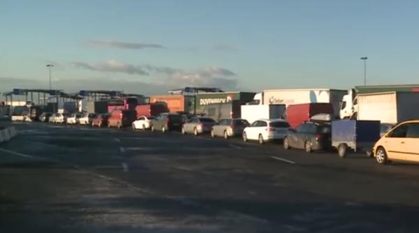 Cozi uriașe la ieşirea din România. La Nădlac II se aşteaptă cel puţin 3 ore