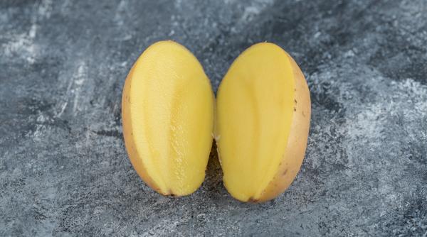 Fierbeți un cartof, adăugați lapte și miere. Lasă amestecul să acționeze câteva minute. Un truc cu efect spectaculos!