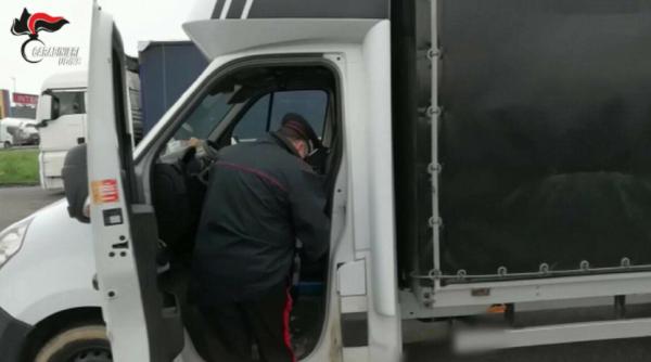Italia. Șase șoferi români, arestați într-o zonă de odihnă, după ce au descărcat „marfa”