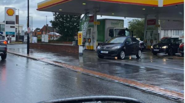 Panică în Germania. Prețul benzinei a ajuns la doi euro pe litru. Șoferii „fug” în Austria să alimenteze