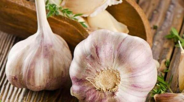 Rețetă miraculoasă împotriva osteohondrozei și artritei. Aveți nevoie neapărat de usturoi și ulei