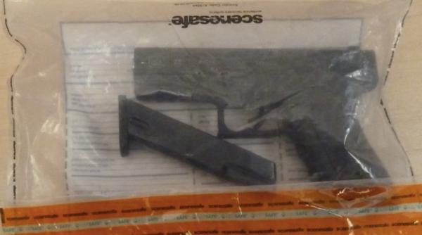 Mamă împușcată de copilul de 2 ani, după ce a găsit un pistol într-un ghiozdan: Femeia era într-o şedinţă de serviciu, pe Zoom