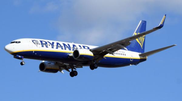 Ryanair interzice accesul clienților care au cerut banii înapoi pentru zborurile anulate. Pasagerii amenință cu judecata