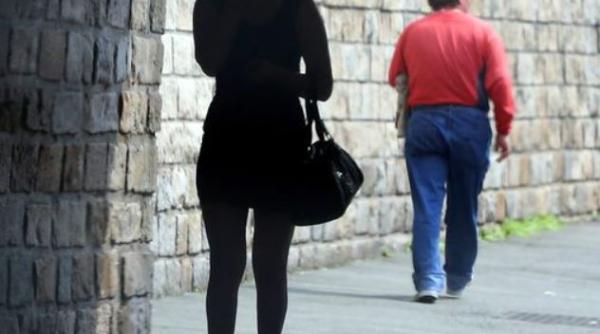 Doi proxeneți români, căutați în Anglia, au fost prinși de polițiștii vâlceni. Bărbații urmează să fie extrădați 