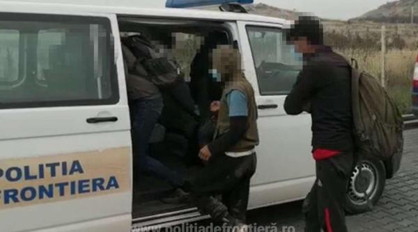 Doi români, care ieșeau din țară, s-au ales cu dosare penale. Ar fi câștigat 1300 de euro, dacă și-ar fi dus planul până la capăt 