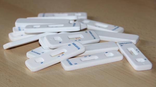 Franța. Testele pentru adulţii nevaccinaţi nu vor mai fi gratuite