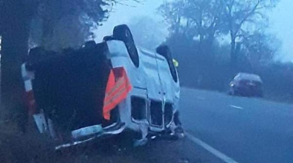 Microbuz cu români, răsturnat după ce s-a izbit violent de un autoturism, în Baia Mare - VIDEO