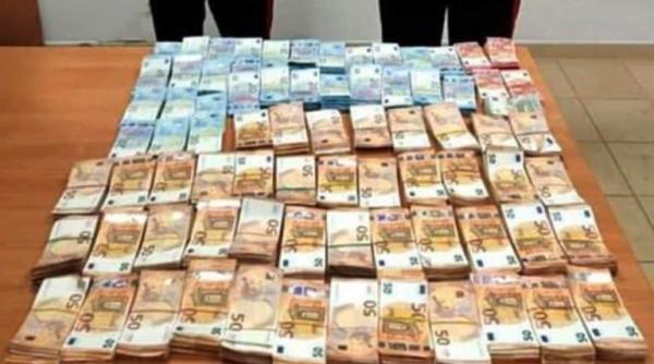 Suma colosală de bani pe care dormeau doi pensionari din Italia. Carabinierii: "Ne-a luat cinci ore să îi numărăm"