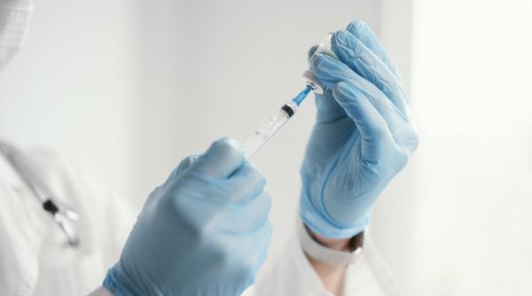 Vaccinare la chiuvetă în Prahova: Patru persoane ARESTATE în dosarul certificatelor verzi false