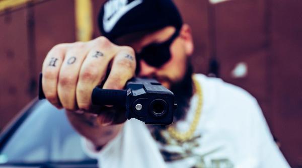 Spania. Un român a jefuit un magazin folosindu-se de un pistol jucărie. „Gluma” l-a trimis în închisoare