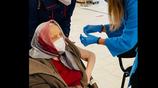 O româncă în vârstă de 105 ani a mers să-și facă a treia doză de vaccin: "M-a convins nepoata mea, care e medic"