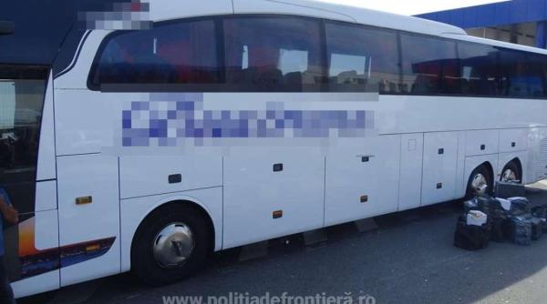 Autocar, care se întorcea din Turcia, oprit la frontieră. Patru români au fost dați jos și interogați de polițiști 