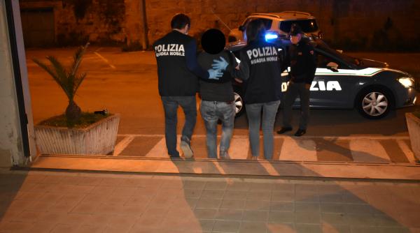 Italia. Un român a semănat panică pe stradă: A luat oamenii la bătaie, la întâmplare