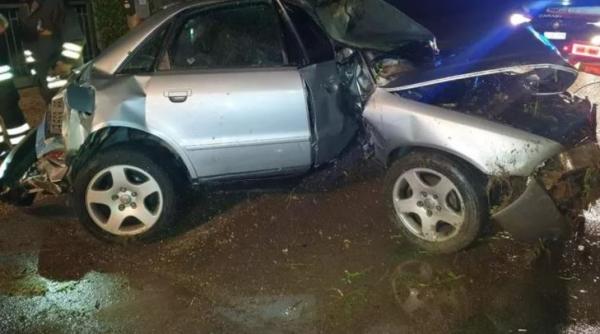 Român beat, la volanul unui Mercedes, prăpăd într-un oraș din Italia: A doborât un hidrant și trei stâlpi 