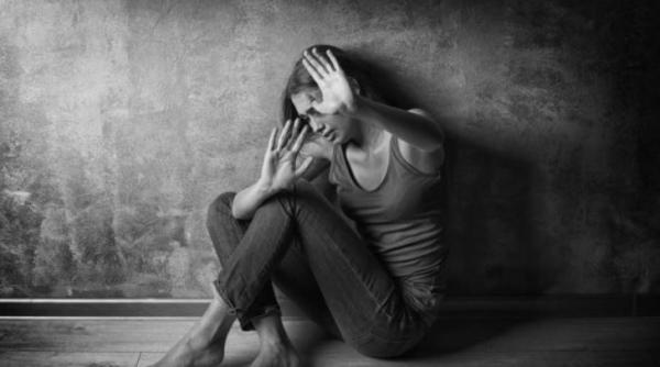 Tânără româncă, sechestrată și bătută de fostul concubin. Polițist: „Agresorul i-a rupt îmbrăcămintea, a lovit-o și i-a tăiat părul”