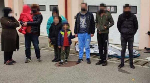 Două familii din Afganistan, cu cinci minori, au traversat, ilegal, Dunărea, cu o barcă gonflabilă 