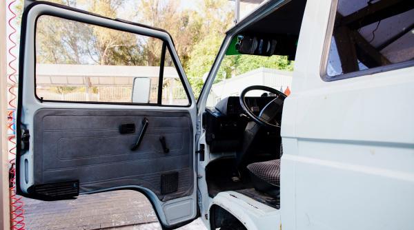 Germania. Români, arestați la graniță. Aveau în dubă multe bunuri furate, mascate sub formă de "pachete"