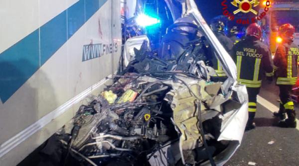 Italia. Microbuz cu români, accident cumplit pe A4. O conațională de 19 ani a murit pe loc