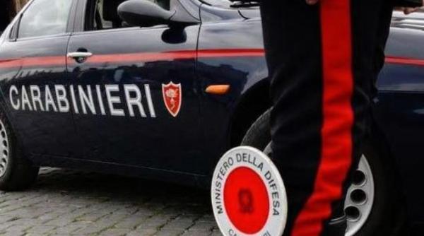 Italia. Tineri români, prinși la furat de băuturi alcoolice din magazin