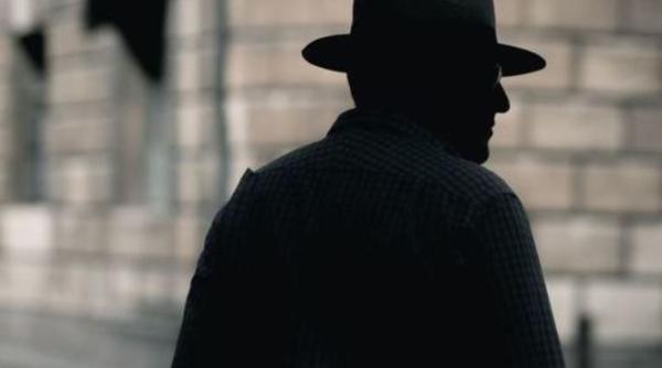 Româncă, hărțuită de fostul iubit. Bărbatul a angajat și doi detectivi să o urmărească