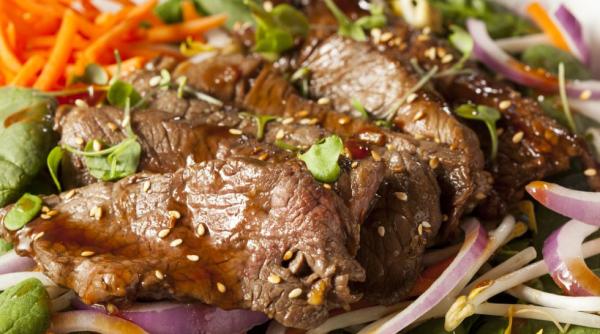 Salata picantă de vită cu morcovi. Deși se prepară simplu, e un festin