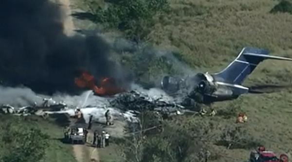 Un avion s-a prăbuşit la câteva secunde după decolare, pe un câmp din apropierea pistei