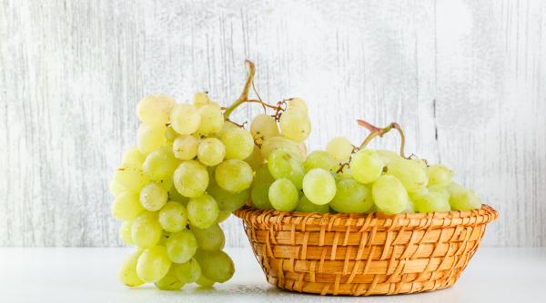 Zdrobește zece boabe de struguri și bagă pasta în frigider. După jumătate de oră, aplic-o pe față. Un truc minunat!