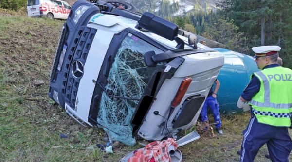 Austria. Șofer român ranit grav, după ce s-a răsturnat cu camionul într-o râpă adâncă de 15 metri