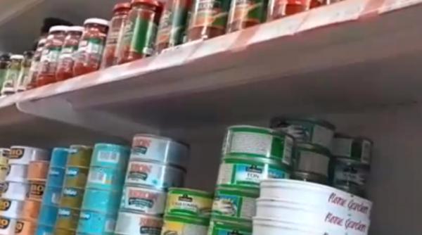 Italia. Trei români au fost prinși când furau conserve de ton. Se apără că au furat „de foame”