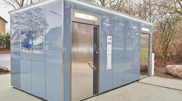 Român "inventiv", săltat de polițiști în Germania: A stricat aparatul de taxare și încasa el taxa de WC