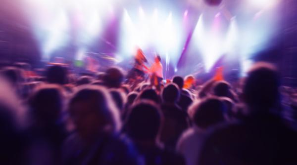 Marea Britanie. Tineri înţepaţi în discoteci pentru a li se injecta droguri