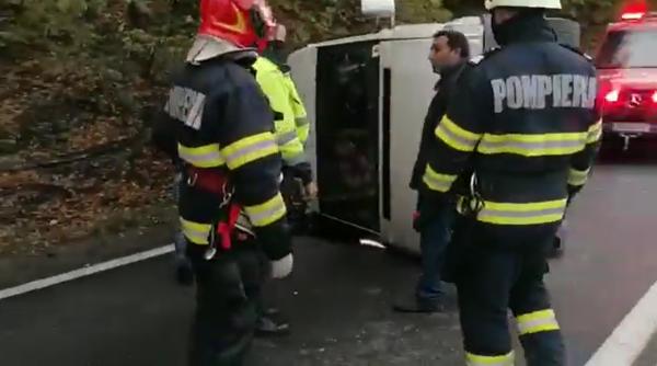 Microbuz răsturnat în județul Cluj: Șase persoane, între care și minori, transportate la spital (VIDEO)