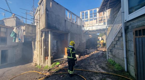 Spania. Familie de români, cu un copil mic, rămasă pe drumuri după ce casa le-a fost distrusă complet de un incendiu