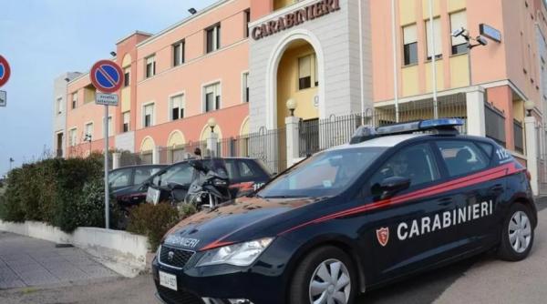 Tânără româncă, spaima Italiei: A bătut până la sânge un bătrân, apoi a sărit să bată și agentul care o păzea la interogatoriu