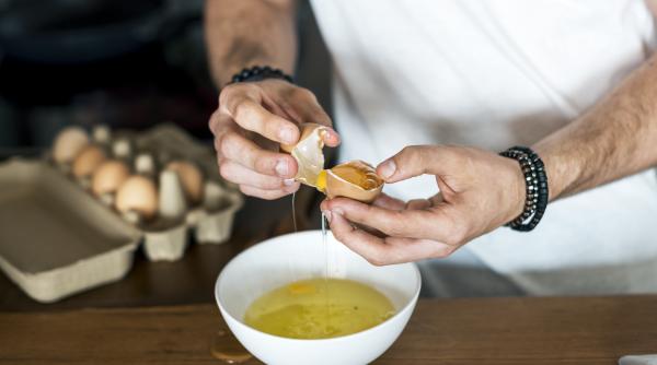 Trucul fantastic de a separa albușul de gălbenuș cu un cățel de usturoi. Metoda, virală pe TikTok - VIDEO