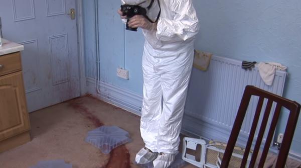 Un român, recent întors din Spania, și-a legat tatăl cu lesa câinelui și l-a ucis în bătaie